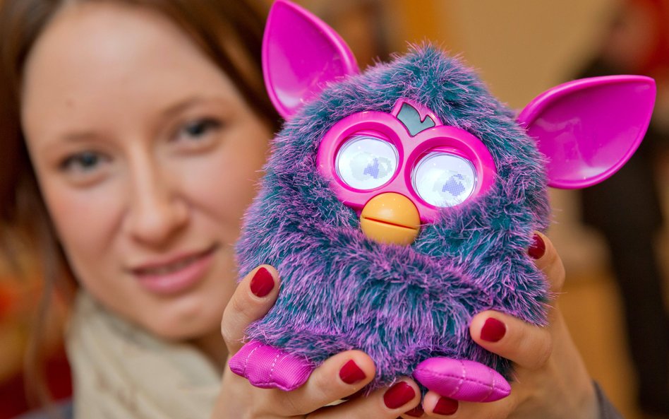 Nowy Furby wygląda jak ten sprzed ćwierć wieku - bulwiaste oczy, żółty dziób i kolorowe futro