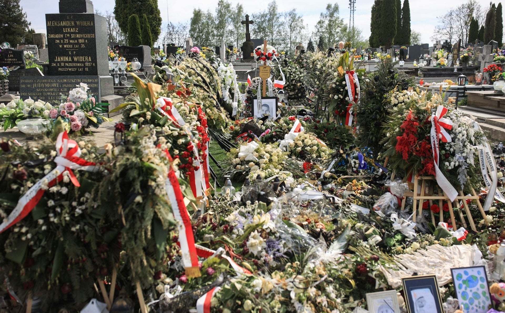 Spłonęły wiązanki na grobie posła Łukasza Litewki. Interweniowała straż pożarna
