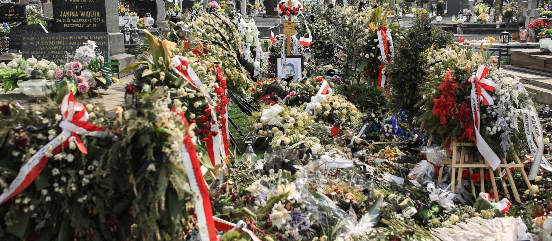 Spłonęły wiązanki na grobie posła Łukasza Litewki. Interweniowała straż pożarna