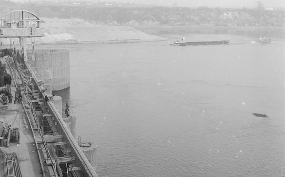 Zapora na Narwi w miejscowości Dębe, w trakcie budowy. Rok 1962