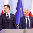 Minister finansów Andrzej Domański (L) i wiceminister tegoż resortu Jarosław Neneman (P) podczas kon