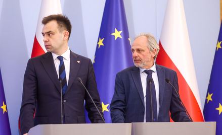 Minister finansów Andrzej Domański (L) i wiceminister tegoż resortu Jarosław Neneman (P) podczas kon