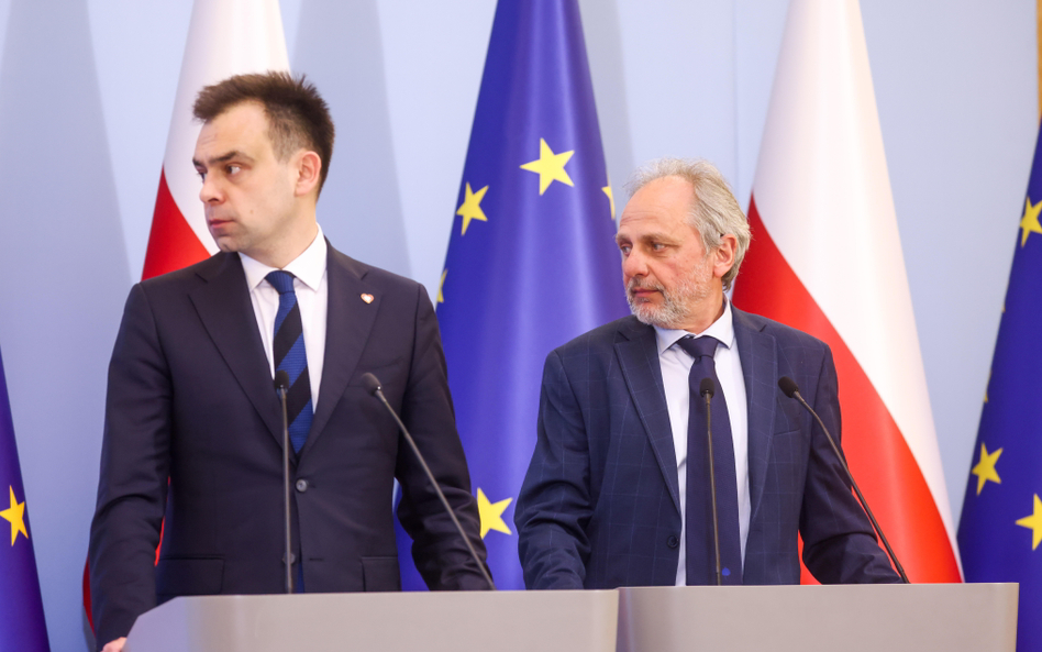 Minister finansów Andrzej Domański (L) i wiceminister tegoż resortu Jarosław Neneman (P) podczas kon