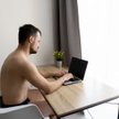 Praca zdalna najchętniej w negliżu