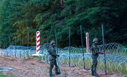 Żołnierze podczas budowy ogrodzenia na granicy polsko-białoruskiej w okolicy wsi Nomiki