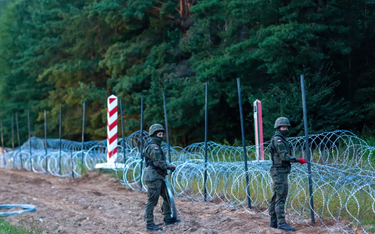 Żołnierze podczas budowy ogrodzenia na granicy polsko-białoruskiej w okolicy wsi Nomiki