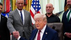 Uścisk dłoni Donalda Trumpa i Roberta F. Kennedy'ego