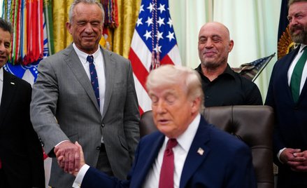 Uścisk dłoni Donalda Trumpa i Roberta F. Kennedy'ego