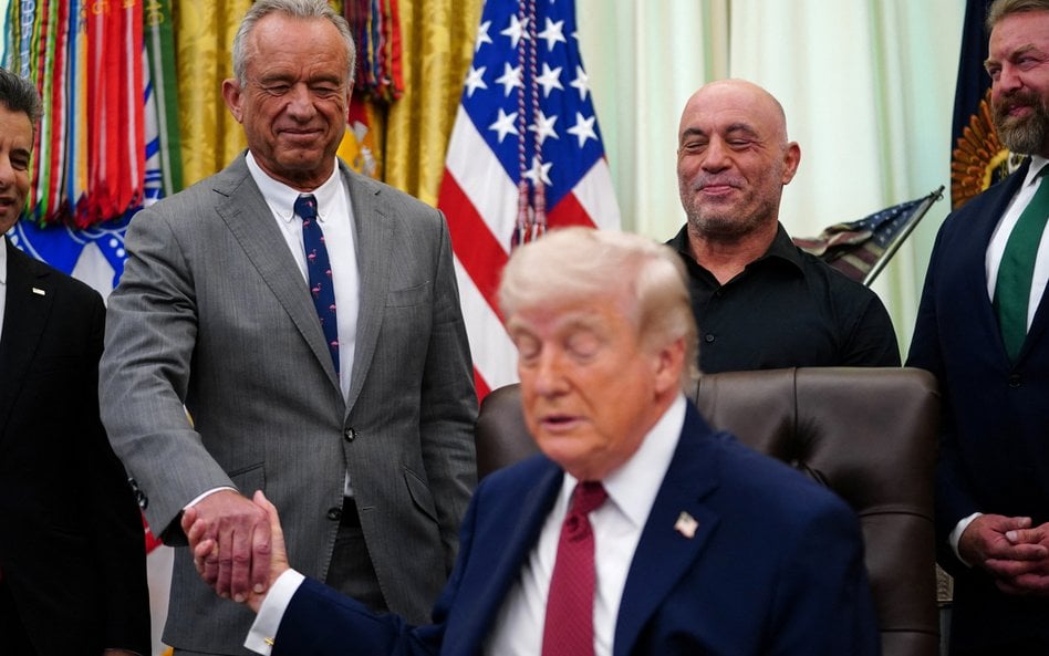 Uścisk dłoni Donalda Trumpa i Roberta F. Kennedy'ego