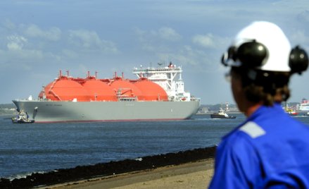 Zarejestrowany na Bahamach tankowiec LNG „Arctic Voyager” przybywa do portu w Rotterdamie w Holandii