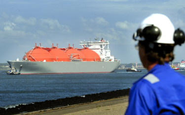Zarejestrowany na Bahamach tankowiec LNG „Arctic Voyager” przybywa do portu w Rotterdamie w Holandii