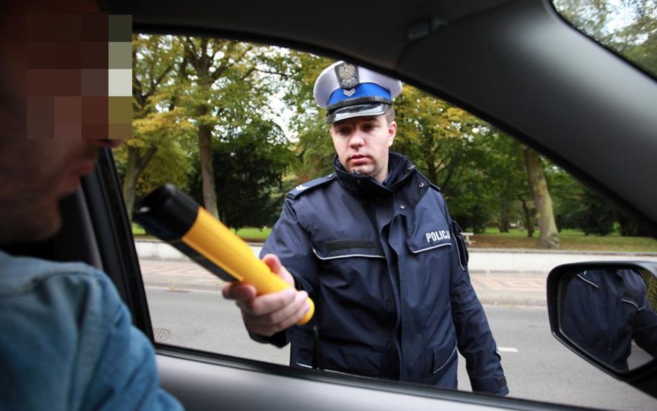 Nowoczesne urządzenia pozwalają policji w minutę sprawdzić nawet kilku kierowców