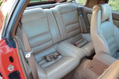 Supra gwarantuje sportowe emocje, ale nie kosztem praktyczności. Na pasażerów czekają cztery wygodne