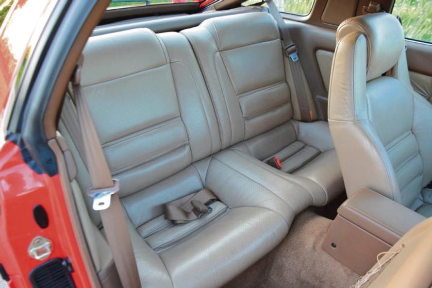 Supra gwarantuje sportowe emocje, ale nie kosztem praktyczności. Na pasażerów czekają cztery wygodne