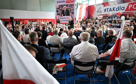 Prezes PiS Jarosław Kaczyński podczas spotkania z mieszkańcami w siedzibie Szkoły Podstawowej w Klwa