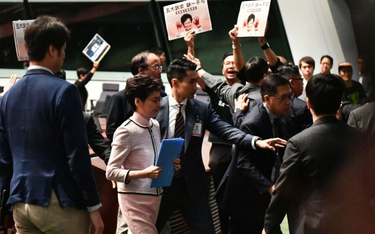Hongkong: Przemówienie Carrie Lam w parlamencie przerwane