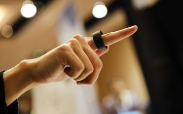 Logbar Ring to inteligentny pierścień, który debiutował na rynku w 2014 r. Wyprzedził swoją epokę i 