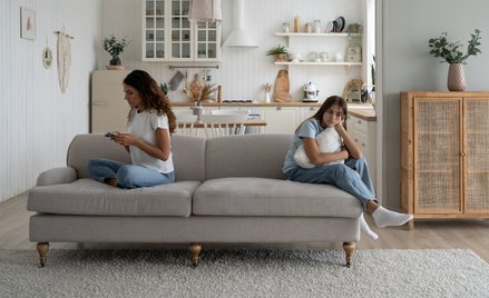 Zdaniem badaczy dziecko, którego rodzice często używają przy nim telefonu, czuje się bardziej samotn