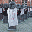 Baby pruskie w Olsztynie przystrojone w koszulki z napisem „KonsTYtucJA, Jędrek”