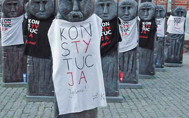 Baby pruskie w Olsztynie przystrojone w koszulki z napisem „KonsTYtucJA, Jędrek”