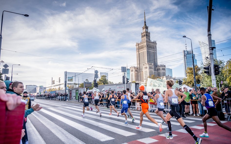 Biegacze opanują wiele stołecznych ulic, w tym Marszałkowską