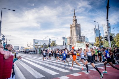 Biegacze opanują wiele stołecznych ulic, w tym Marszałkowską