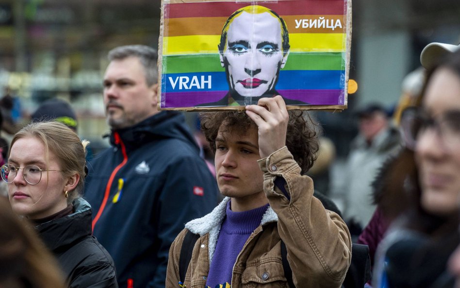 Uczestnicy demonstracji wspierającej Ukrainę w Pradze