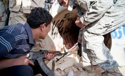 Muamar Kaddafi został pojmany w tunelu, gdzie usiłował schować się przed ostrzałem konwoju