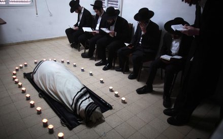 28 lutego, Izrael. Pogrzeb rabina Chaim Shlomo Leibowitza w miasteczku Bnei Brak, niedaleko Tel Awiw