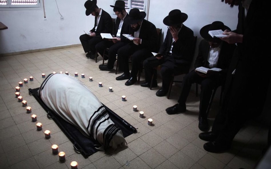 28 lutego, Izrael. Pogrzeb rabina Chaim Shlomo Leibowitza w miasteczku Bnei Brak, niedaleko Tel Awiw