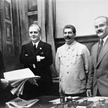 Od lewej stoją: szef działu prawnego niemieckiego MSZ Friedrich Gauss, niemiecki minister spraw zagr