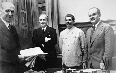 Od lewej stoją: szef działu prawnego niemieckiego MSZ Friedrich Gauss, niemiecki minister spraw zagr