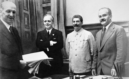 Od lewej stoją: szef działu prawnego niemieckiego MSZ Friedrich Gauss, niemiecki minister spraw zagr