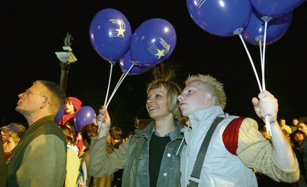 Wejściu Polski do UE towarzyszył wielki entuzjazm większości społeczeństwa. Na zdjęciu 1 maja 2004 r