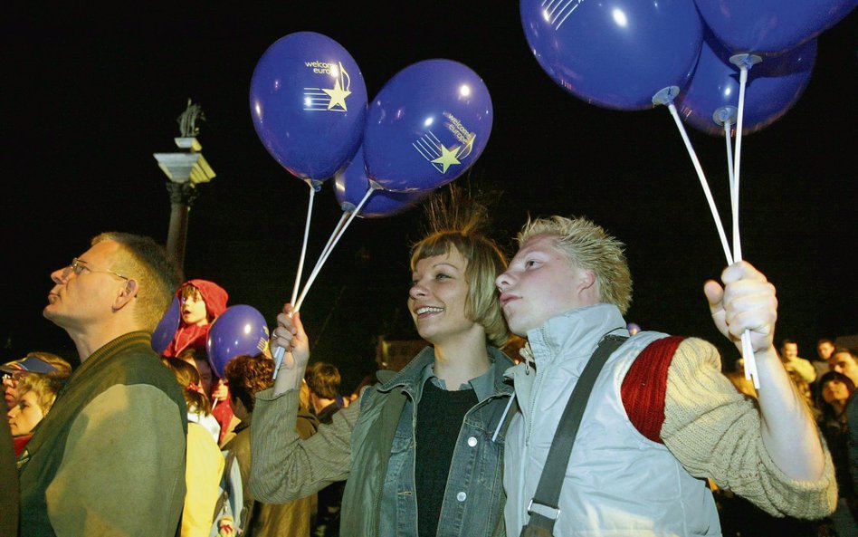 Wejściu Polski do UE towarzyszył wielki entuzjazm większości społeczeństwa. Na zdjęciu 1 maja 2004 r