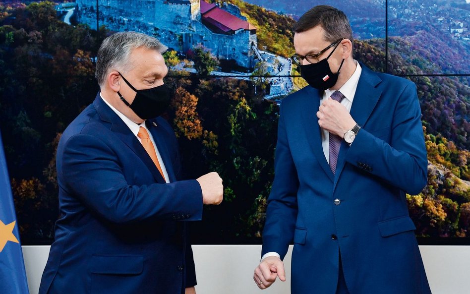 Premierzy Mateusz Morawiecki i Viktor Orbán (z lewej) zagrali ostro, strasząc zawetowaniem unijnego 