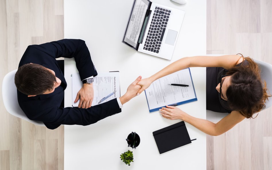 Oszczędności w HR przy wzroście wydatków na płace i AI