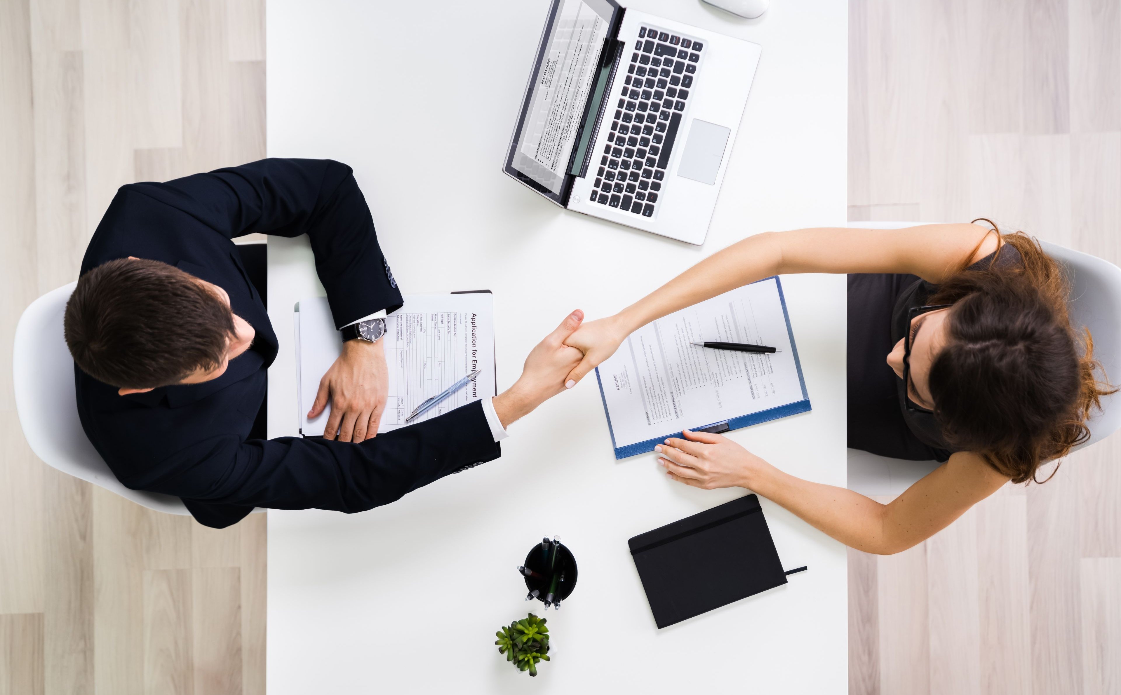 Sztuczna inteligencja zatrudni pracowników i przyzna im premie