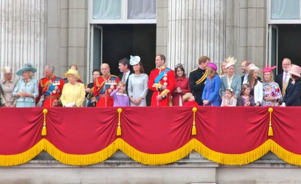 Rodzina królewska na balkonie Pałacu Buckingham podczas uroczystości Trooping the Colour, tradycyjny