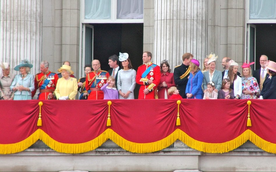 Rodzina królewska na balkonie Pałacu Buckingham podczas uroczystości Trooping the Colour, tradycyjny