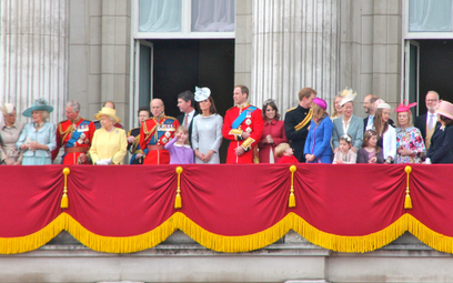 Rodzina królewska na balkonie Pałacu Buckingham podczas uroczystości Trooping the Colour, tradycyjny