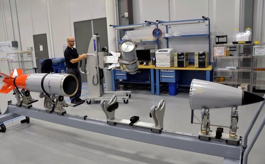 Montaż elementów bomby B61-12 za pomocą systemu ATLAS w laboratorium NNSA w Kansas City.