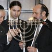 Prezydent Lech Kaczyński i naczelny rabin Polski Michael Schudrich zapalają chanukowe świece