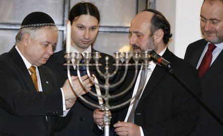 Prezydent Lech Kaczyński i naczelny rabin Polski Michael Schudrich zapalają chanukowe świece