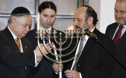 Prezydent Lech Kaczyński i naczelny rabin Polski Michael Schudrich zapalają chanukowe świece