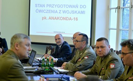 Macierewicz: Jesteśmy w szczególnej sytuacji