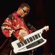 Herbie Hancock zawsze ze sobą wozi keytar (lekki syntezator, skrzyżowanie klawiatury z uchwytem gita