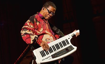 Herbie Hancock zawsze ze sobą wozi keytar (lekki syntezator, skrzyżowanie klawiatury z uchwytem gita