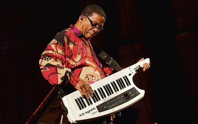 Herbie Hancock zawsze ze sobą wozi keytar (lekki syntezator, skrzyżowanie klawiatury z uchwytem gita