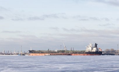 Załadunek ropy na tankowiec w porcie w Petersburgu